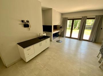 Casa · 140m² · 6 Ambientes · 4 Cocheras · Las Carretas 1900 - Casa de 2 Dorm. en Venta - Punta Chacra, Roldan