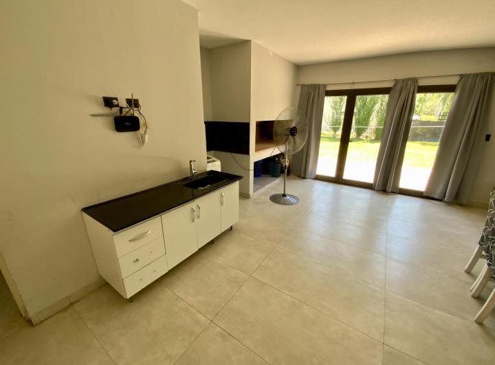 Casa · 140m² · 6 Ambientes · 4 Cocheras