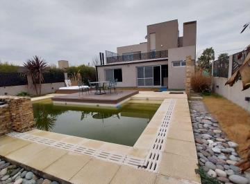 Casa · 261m² · 8 Ambientes · 2 Cocheras · Venta Casa Punta Chacra