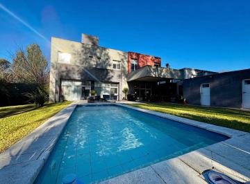 Casa · 196m² · 5 Ambientes · 2 Cocheras · Venta Casa Lote Central La Cesarina