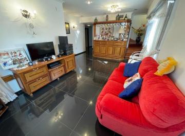 Casa · 210m² · 5 Ambientes · 2 Cocheras · Casa en Venta en Lisandro Olmos 3 Dorm.