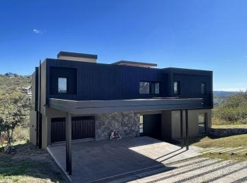 Casa · 330m² · 3 Dormitorios · 2 Cocheras · Casa en Venta en La Deseada