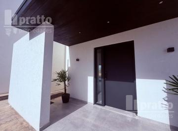 Casa · 181m² · 5 Ambientes · 2 Cocheras · Casa en Santa Ana