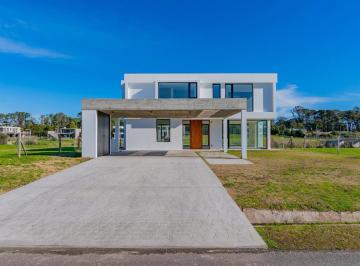 Casa · 236m² · 5 Ambientes · 2 Cocheras · Casa 4 Ambientes con Vista Al Lago en Rumenco Joven