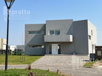 Casa · 204m² · 5 Ambientes · 3 Cocheras · Casa en Venta de 3 Dorm. en El Cantón Golf