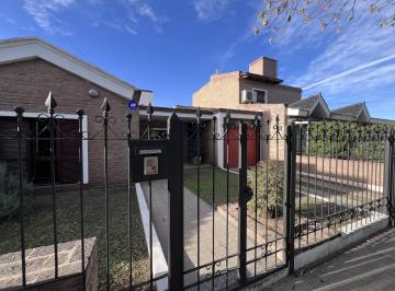 Casa · 185m² · 3 Ambientes · 3 Cocheras · ¡Venta! Casa en Una Sola Planta con Gran Parque en Barrio Las Rosas ¡Con Escritura!