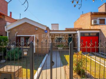 Casa · 185m² · 3 Ambientes · 3 Cocheras · ¡Venta! Casa en Una Sola Planta con Gran Parque en Barrio Las Rosas ¡Con Escritura!