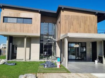 Casa · 215m² · 6 Ambientes · 3 Cocheras · Casa en Venta de 4 Dorm. en El Cantón Golf