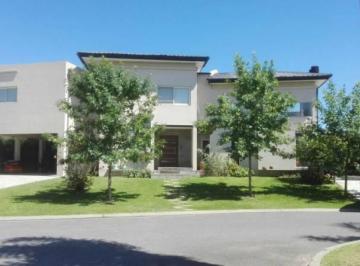 Casa · 290m² · 5 Ambientes · 1 Cochera · Casa en Venta en Santa Catalina de 3 Dorm.