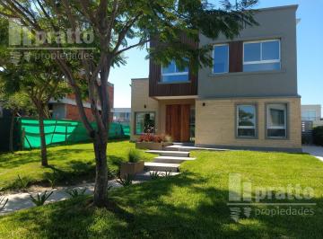 Casa · 164m² · 4 Ambientes · Casa en Los Castaños, Sobre Lote Interno