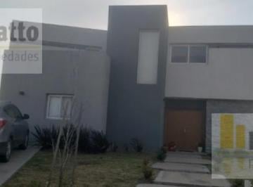 Casa · 220m² · 5 Ambientes · 2 Cocheras · Casa en Venta de 3 Dorm. en El Cantón Golf
