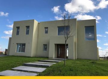 Casa · 200m² · 5 Ambientes · Casa a La Venta en Puertos del Lago Barrio Acacias