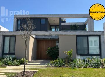 Casa · 188m² · 5 Ambientes · 2 Cocheras · Casa en Venta de 2 Dorm. en Carpinchos