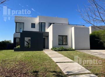 Casa · 223m² · 5 Ambientes · 1 Cochera · Casa en Venta de 4 Dorm. en El Cantón Golf