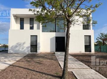 Casa · 250m² · 5 Ambientes · 2 Cocheras · Casa en Venta de 3 Dorm. en El Cantón Golf
