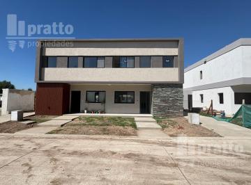 Casa · 121m² · 4 Ambientes · 1 Cochera · Casa en Venta de 3 Dorm. en Puertos Vistas