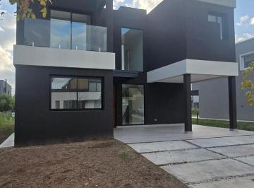 Casa · 237m² · 4 Ambientes · 2 Cocheras · Casa en Venta de 3 Dorm. en Puertos Araucarias