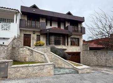 Casa · 408m² · 8 Ambientes · 1 Cochera · Venta Casa 8 Ambientes en El Barrio Stella Maris con Pileta