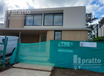 Casa · 302m² · 8 Ambientes · Casa Al Agua en Laguna Grande a La Venta