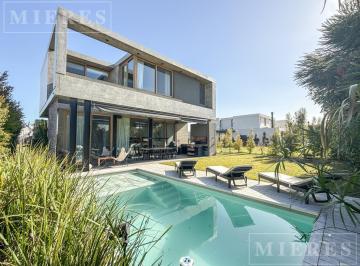 Casa · 216m² · 5 Ambientes · 4 Cocheras · Casa en Venta en El Barrio Carpinchos, Nordelta