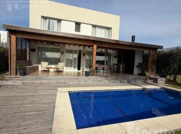 Casa · 300m² · 6 Ambientes · 2 Cocheras · Excelente Casa Al Agua en Alquiler Castaños