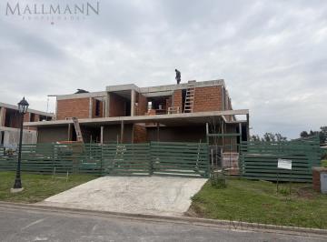 Casa · 235m² · 6 Ambientes · 4 Cocheras · Venta Casa Orientación Noreste 3 Dorm. en Pebble Beach, Pilar Golf