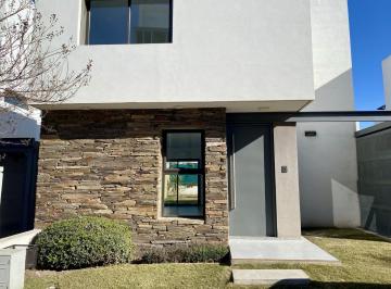 Casa · 100m² · 4 Ambientes · 2 Cocheras · Casa en Alquiler de 2 Dorm. en Las Piedras, Valle Escondido