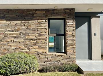 Casa · 100m² · 4 Ambientes · 2 Cocheras · Casa en Alquiler de 2 Dorm. en Las Piedras, Valle Escondido