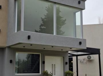 Casa · 253m² · 5 Ambientes · 4 Cocheras · Casa en Country Los Paraísos