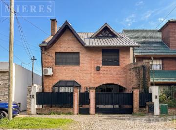 Casa · 214m² · 3 Dormitorios · 1 Cochera · Muy Linda Casa en Venta en Las Lomas de San Isidro.