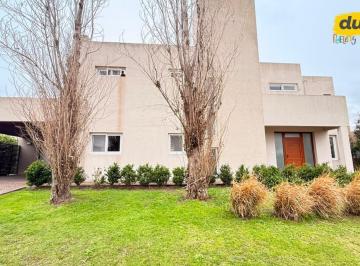 Casa · 900m² · 10 Ambientes · 2 Cocheras · Barrio Privado San Sebastian Alquiler Casa Dos Plantas 5 Dorm. en Funes