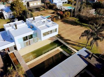 Casa · 340m² · 6 Ambientes · 2 Cocheras · Funes Casa en Kentucky a La Venta