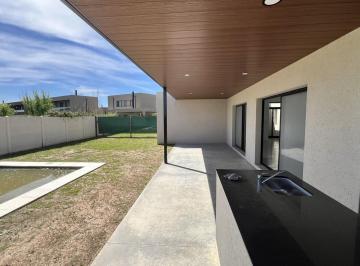 Casa · 138m² · 4 Ambientes · 2 Cocheras · Estrenar Permuta Casa en Don Mateo Funes