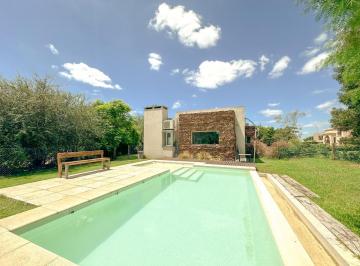 Casa · 190m² · 5 Ambientes · 1 Cochera · Aqluilo Casa en San Sebastian