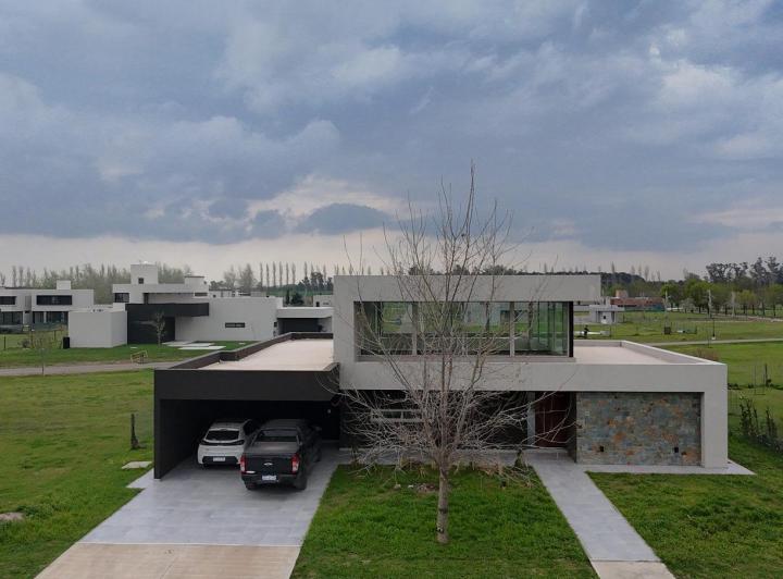 Casa · 270m² · 5 Ambientes · 3 Cocheras