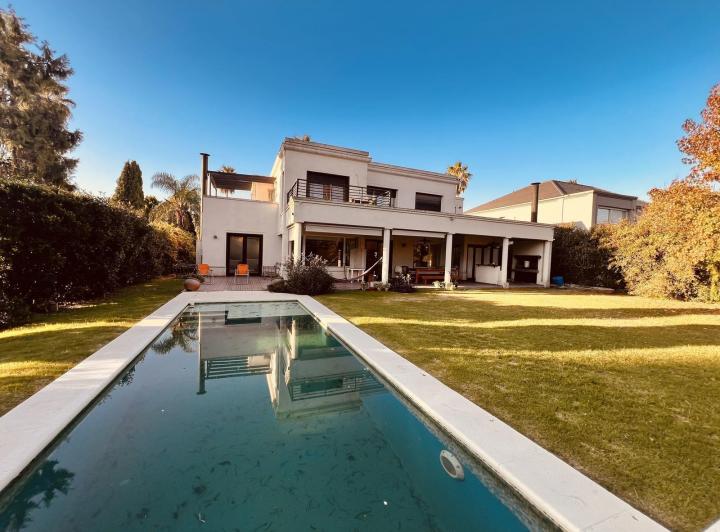 Casa · 288m² · 6 Ambientes · 4 Cocheras
