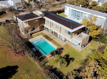 Casa · 500m² · 8 Ambientes · 3 Cocheras · Mansión Venta Kentucky Funes