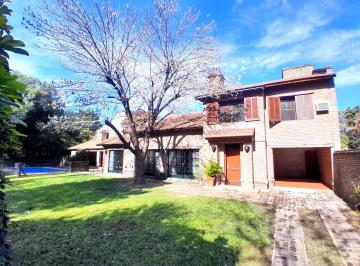 Casa · 220m² · 5 Ambientes · 1 Cochera · Casa en Alquiler Tres Dormitorio. Pileta Quincho.