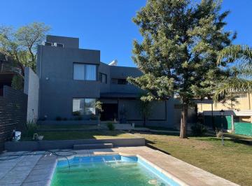 Casa · 240ha · 8 Ambientes · 4 Cocheras · Rio Ceballos - Casa con 4 Dorm. y 3 Baños - Consultas Al