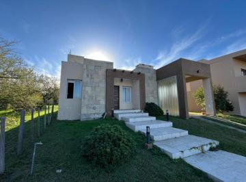 Casa · 139m² · 2 Dormitorios · 2 Cocheras · B° Villa Catalina - 2 Dorm. - Consultas Al 80
