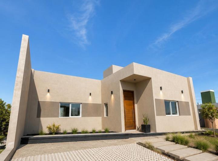Casa · 180m² · 6 Ambientes · 2 Cocheras