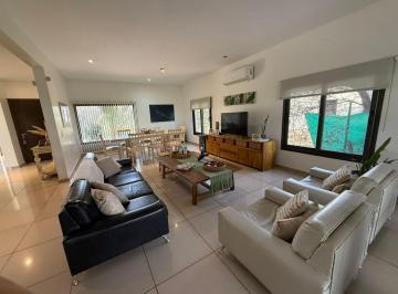Casa · 290m² · 7 Ambientes · Casa 4 Dorm - Valle del Golf
