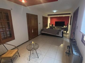 Casa · 170ha · 9 Ambientes · 3 Cocheras · B° Alejandro Centeno - 3 Dorm.