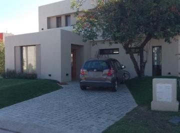 Casa · 180m² · 6 Ambientes · Casa 3 Dorm. con Pileta y Quincho en Las Cañitas Malagueño