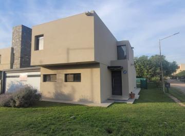Casa · 237m² · 6 Ambientes · 2 Cocheras · Casa en B° Cerrado Villa Catalina 3 Dor y 3 Baños Apta Credito Frente Espacio Verde