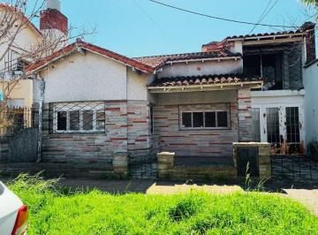 Casa · 178m² · 4 Ambientes · 1 Cochera · Venta Casa 4 Amb Jardin y Cochera Castelar