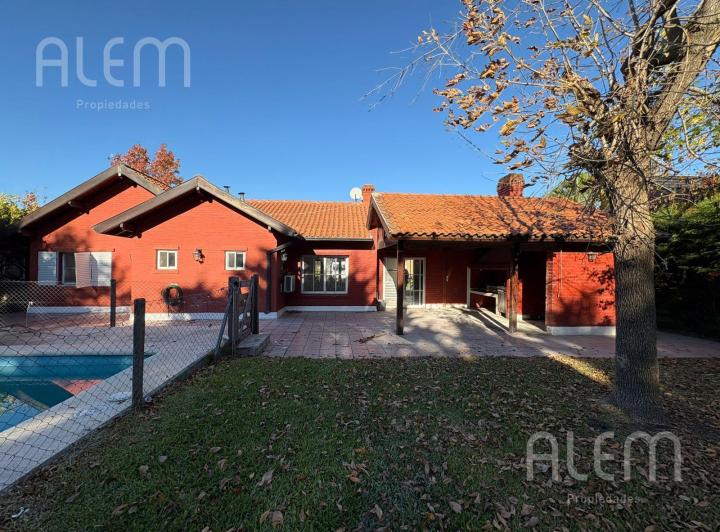 Casa · 230m² · 4 Ambientes · 2 Cocheras