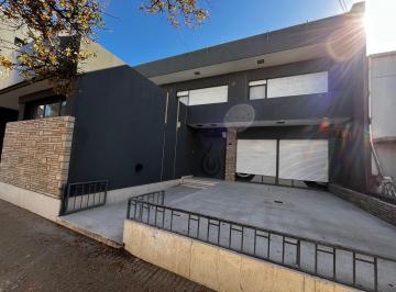 Casa · 527m² · 18 Ambientes · 14 Cocheras · Casa Apto Profesional en Pleno Centro de Cipolletti