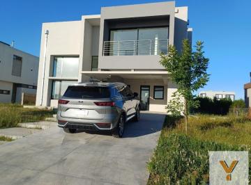 Casa · 228m² · 5 Ambientes · 1 Cochera · Casa en Venta - 3 Dorm. 3 Baños - 770 m² - Hudson