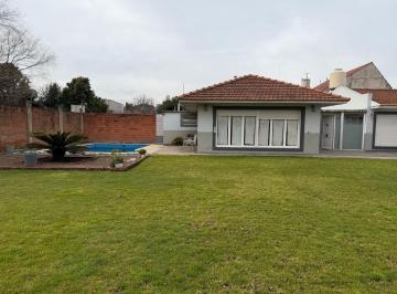 Casa · 160m² · 4 Ambientes · 2 Cocheras · Casa 4 Amb con Quincho y Piscina en Los Pinares